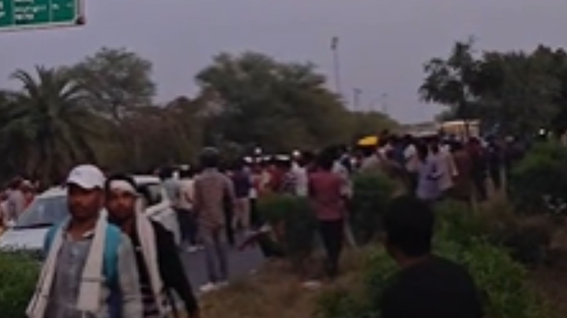 Neemuch News: चालान भरने की बात पर भड़का ट्रक चालक, हाईवे पर वाहन आड़ा कर रोका रास्ता; राहगीरों को हुई परेशानी