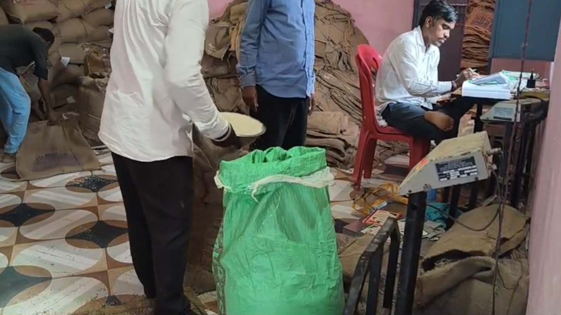 Bemetara News: राशन दुकान में 23 लाख रुपये की हेराफेरी का आरोप, 527 क्विंटल चावल और 21 क्विंटल नमक के गबन पर FIR