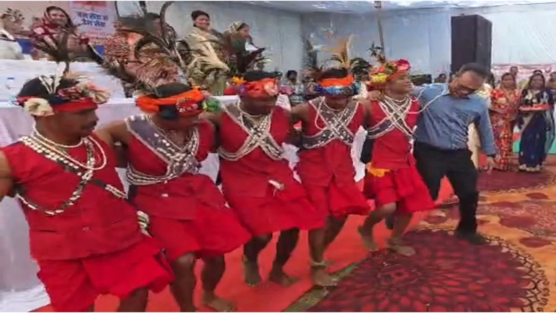 Kanker News: सेवा संकल्प शिविर में दिखी आदिवासी संस्कृति की झलक, ग्रामीणों के साथ मांदरी नृत्य करते नजर आए कलेक्टर