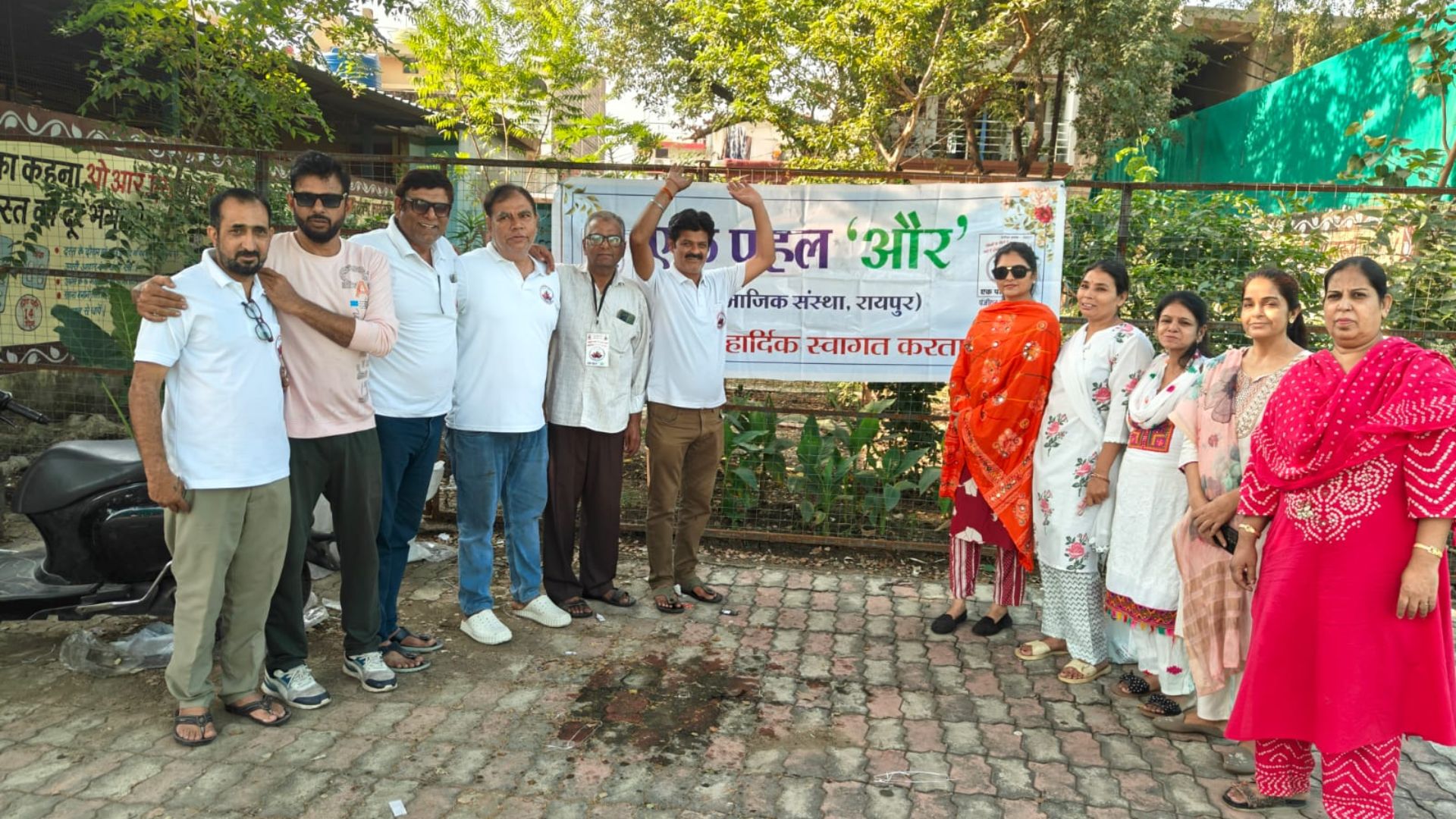 Raipur News: त्योहार की खुशियां जरूरतमंदों तक पहुंचाने की पहल, झुग्गी बस्तियों में नए कपड़े बांटकर दिया सेवा का संदेश