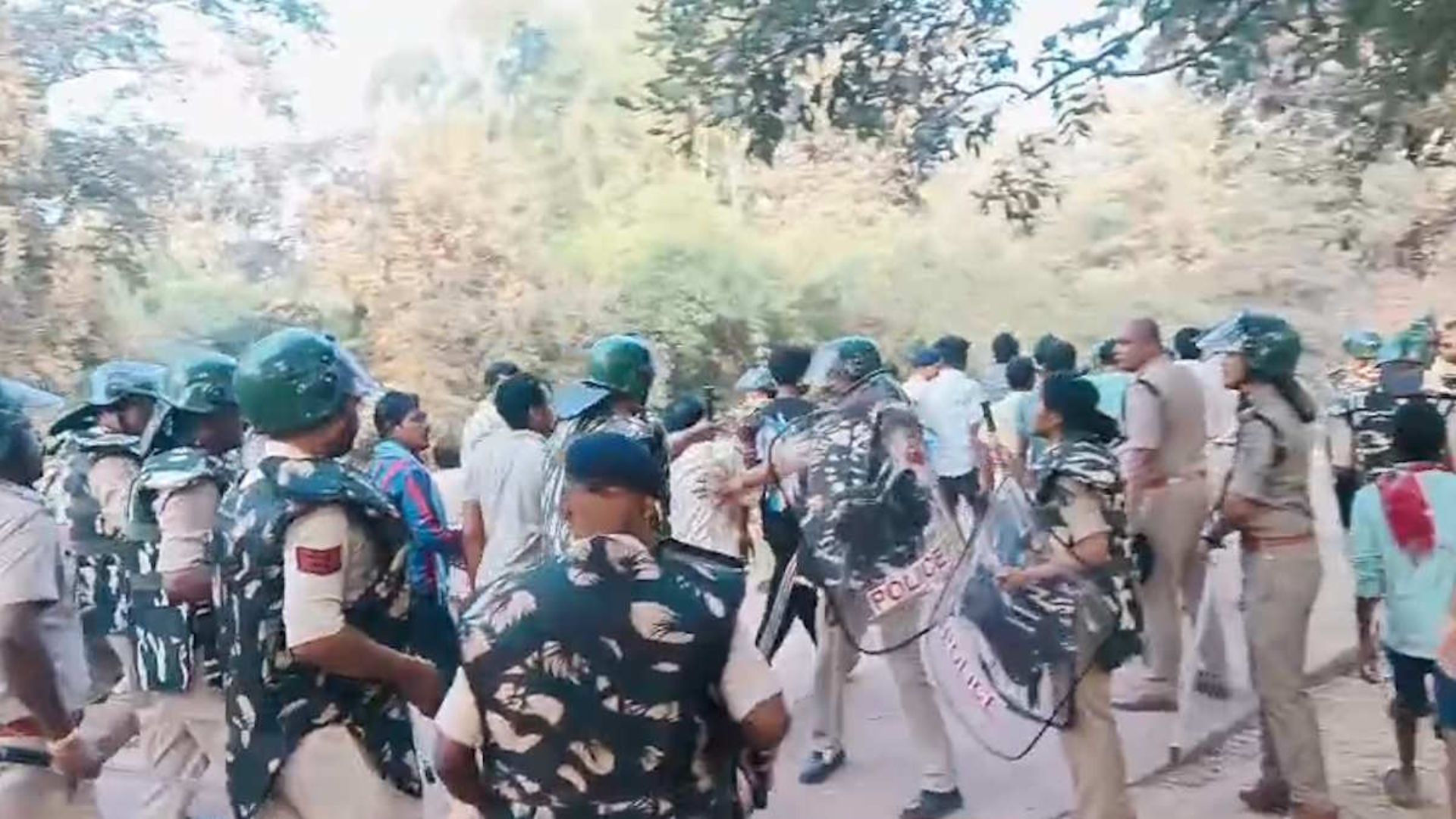 Balod News: बोइरडीही जलाशय से पानी देने की मांग को लेकर आड़ेझर के ग्रामीणों का प्रदर्शन, सुबह पुलिस की कार्रवाई से गांव में आक्रोश