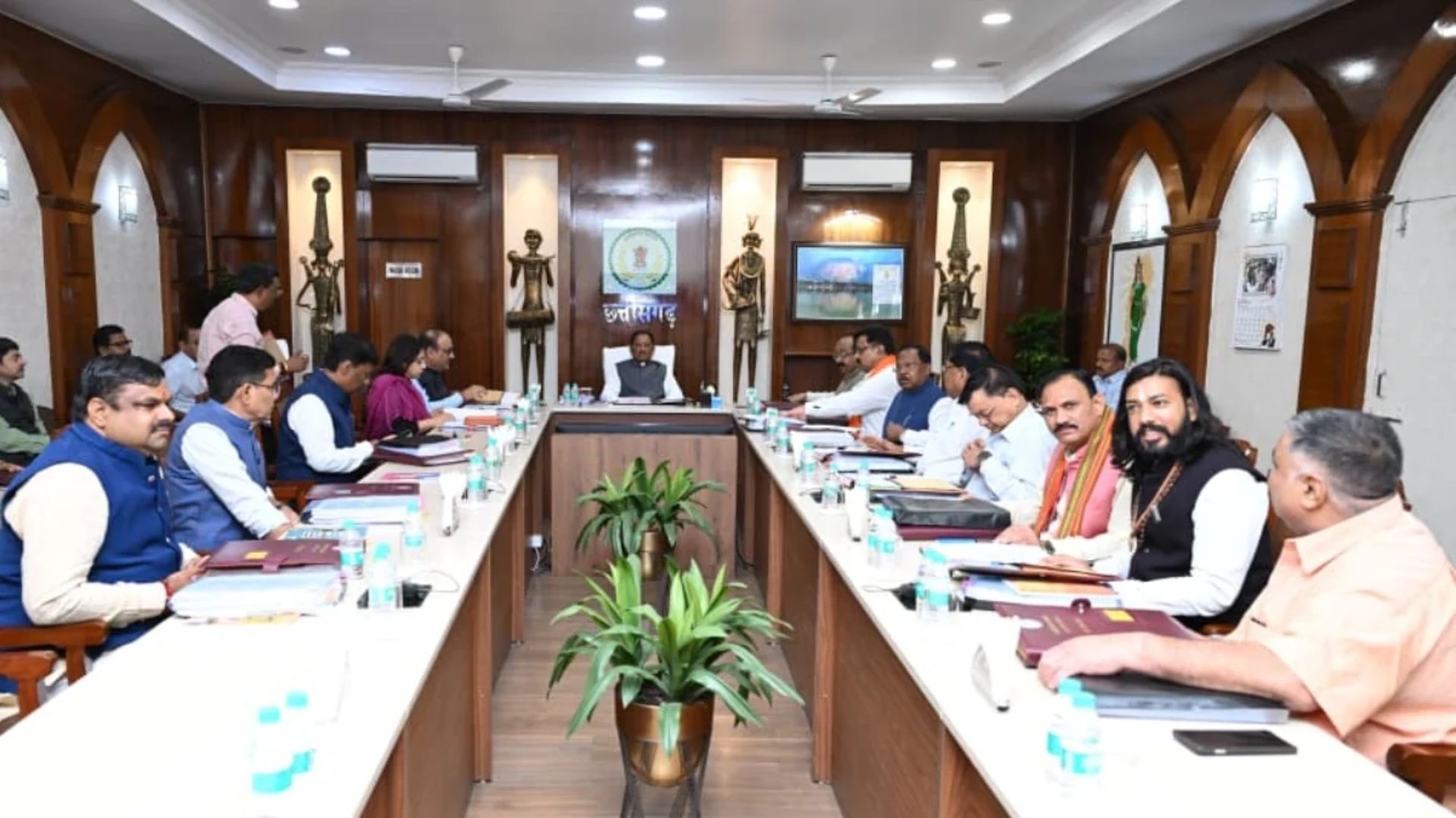 Chhattisgarh Latest News: मुख्यमंत्री निवास में कैबिनेट की बैठक शुरू, धान खरीदी और कस्टम मिलिंग नीति को मिल सकता है अंतिम रूप